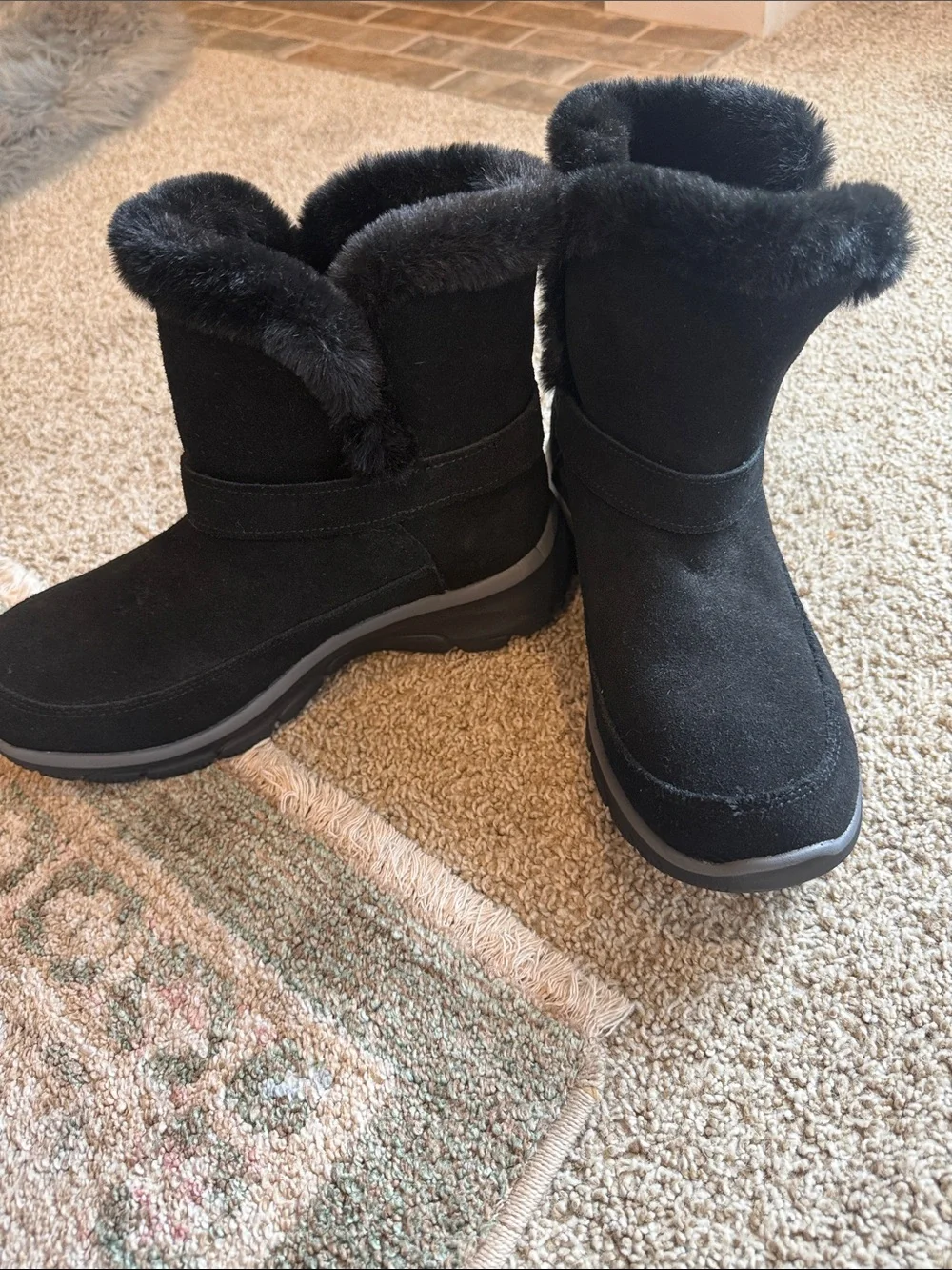 Skechers women’s slip ins  Black Faux-Fur Winter Boots size 7.5